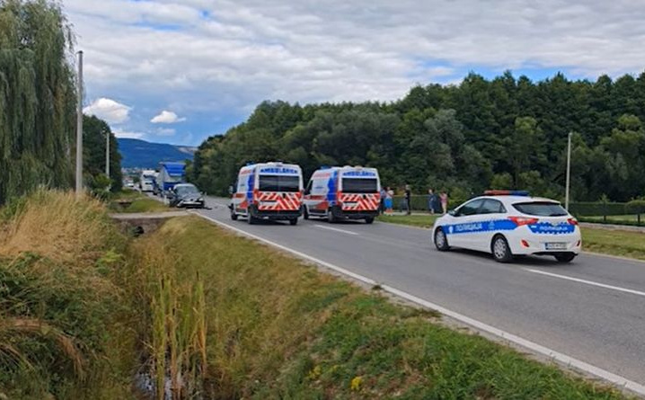 Teška saobraćajna nesreća kod Kozarca, dvije osobe prevezene u bolnicu