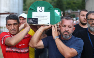 Na rukama i u suzama: Tabuti žrtava genocida izneseni na musalu Memorijalnog centra