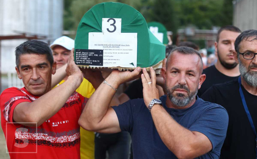Na rukama i u suzama: Tabuti žrtava genocida izneseni na musalu Memorijalnog centra