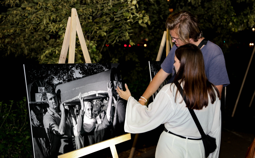 Gdje šutnja odzvanja jače od riječi: Otvorena izložba 'Potočarske sjene' u Sarajevu