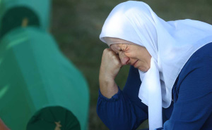 Potresni prizori iz Srebrenice: Majke se spremaju na posljednji ispraćaj najmilijih