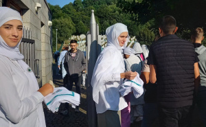 Članice Udruženja pokret "Majke enklava Srebrenica i Žepa" podijelile bijele marame u Potočarima