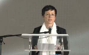 Marta Kos u Potočarima: 'Danas sam ovdje da podijelim tugu s porodicama žrtava'