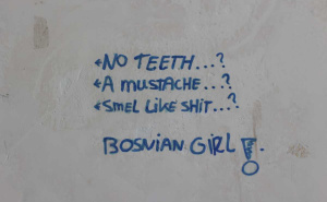 Zidovi srama u Potočarima: Grafiti iz UN-ove baze na koje se i dan danas zgrožavaju