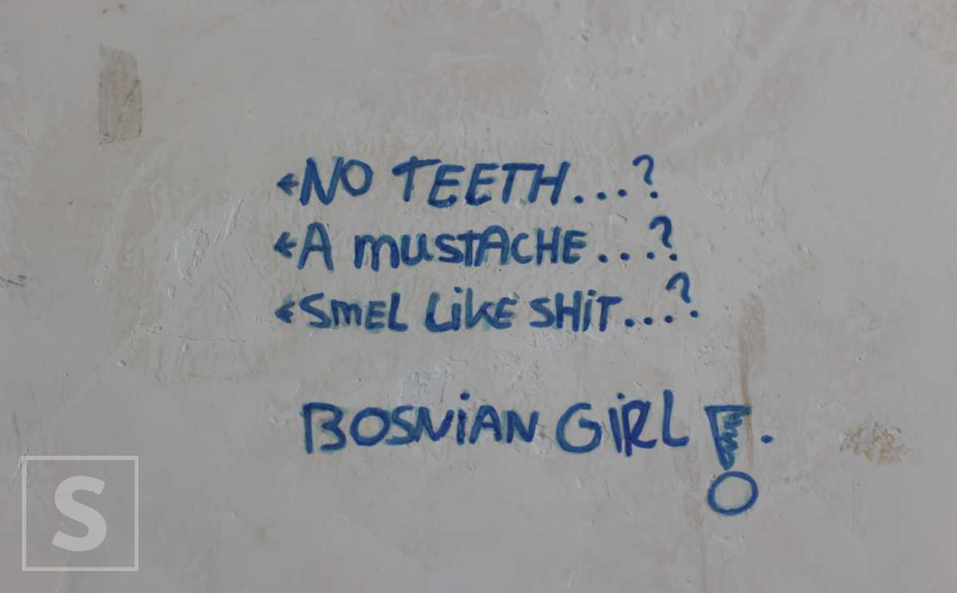 Zidovi srama u Potočarima: Grafiti iz UN-ove baze na koje se i dan danas zgrožavaju