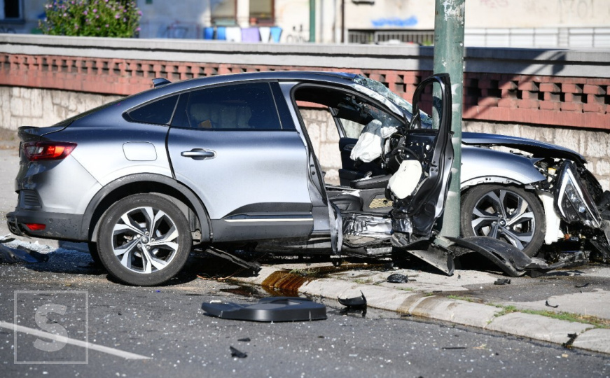 Teška nesreća u Sarajevu: Povrijeđene dvije osobe, obustavljen saobraćaj