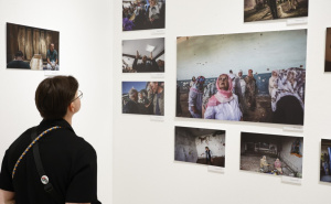 Izložba koja razotkriva Srebrenicu: 30 godina sjećanja kroz objektiv Damira Šagolja