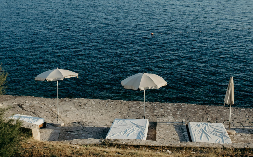 Cijene skočile za 17%: Turisti u šoku, za prvi red uz plažu traže i do 354 eura