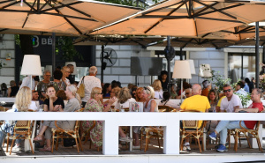 Sunce se vratilo u grad: Sarajevo puno života, u baštama kafića se traži slobodno mjesto