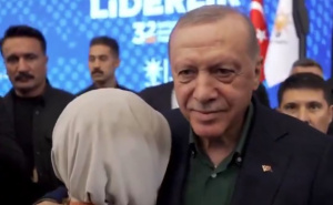 Erdogan kakvog nismo vidjeli: Tješio uplakanu suprugu nakon govora