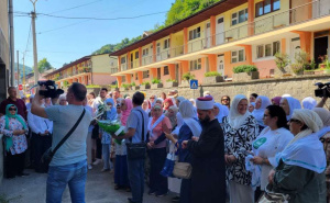 Majke Srebrenice i preživjele žrtve genocida obilaze mjesta masovnih egzekucija