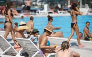 Dok građani traže spas od vrućina: Evo koliko koštaju ulaznice na bazen na Dobrinji, cijene porasle