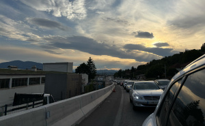 Velike gužve na ulazu u Sarajevo: Automobili zarobljeni u kolonama