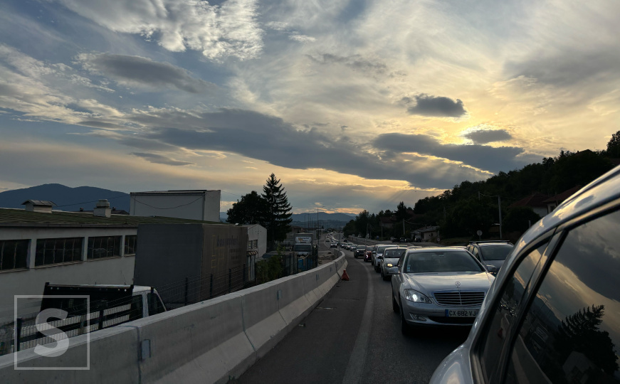 Velike gužve na ulazu u Sarajevo: Automobili zarobljeni u kolonama