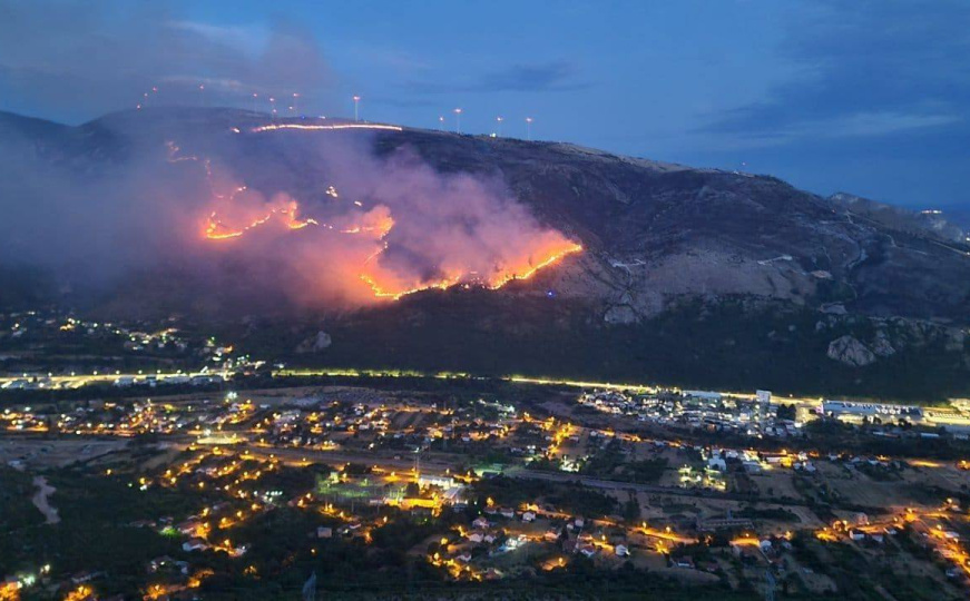 Vatra opasno prijetila domovima: Požar u Mostaru stavljen pod kontrolu