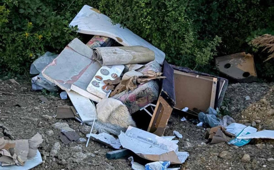 KJKP RAD objavio nove fotografije: Neodgovorni građani odložili kabasti otpad na javnu površinu