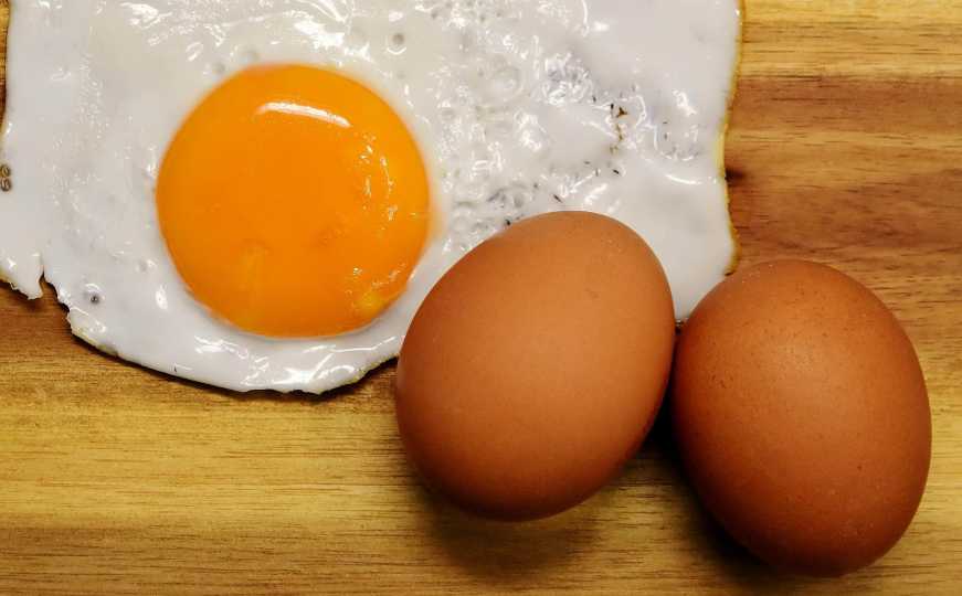 TikToker isprobao zanimljiv eksperiment: Da li je moguće ispržiti jaje na suncu?