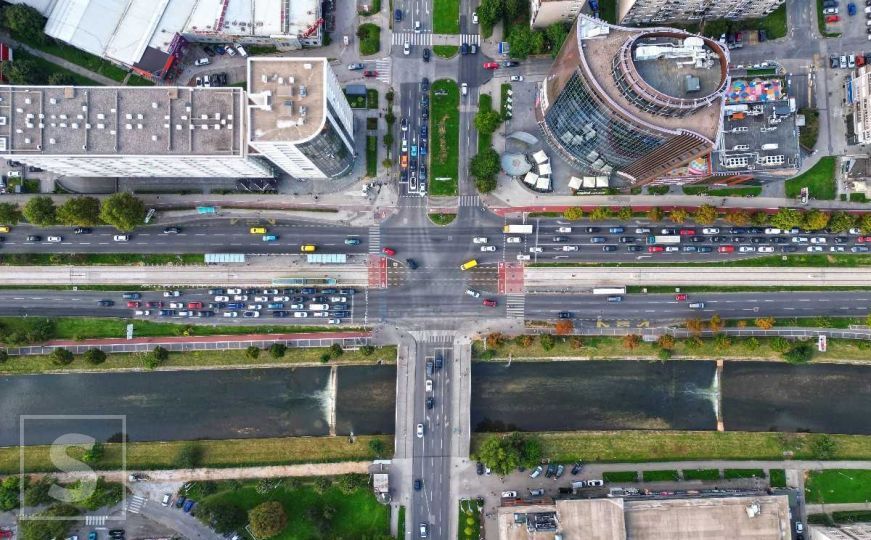 Vozači, oprez: Saobraćaj otežan zbog vremenskih uslova i radova na cestama