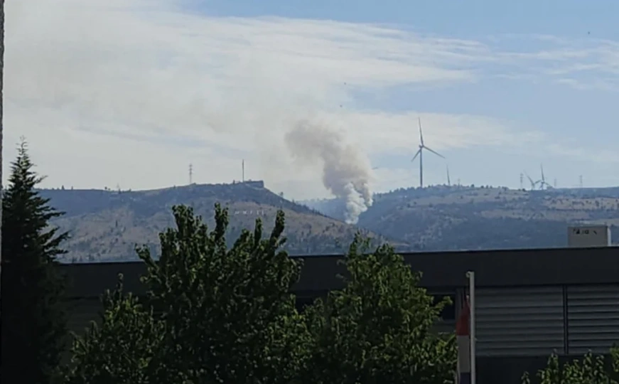 Vatrena stihija na Fortici ponovo se aktivirala: Gašenje požara traje i jutros uz pomoć helikoptera