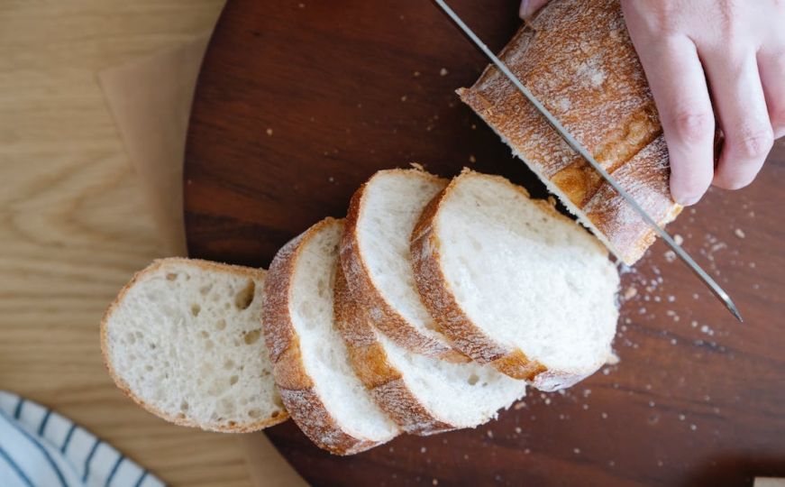 Mnogi čitav život hljeb režu na pogrešan način: Evo kako to uraditi kao profesionalac