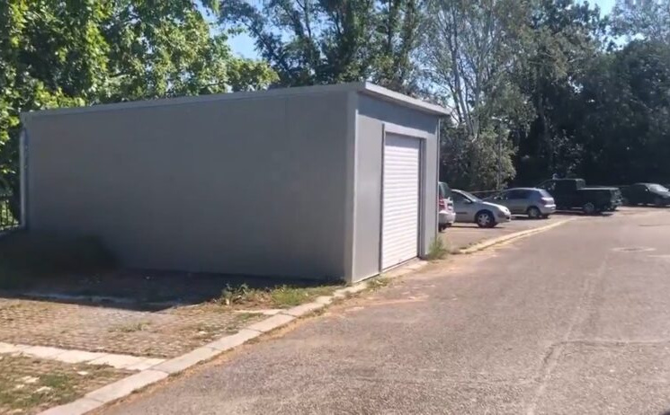 Ovo se samo na Balkanu može vidjeti: Neko napravio garažu na javnom parkingu