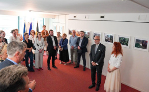 Diplomatski skandal: Dodikov diplomata pokušao spriječiti održavanje izložbe posvećene Srebrenici!