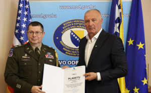 Oproštajna ceremonija: Helez uručio Zlatnu plaketu američkom vojnom atašeu brigadiru Adamsu
