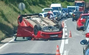 Saobraćajna nesreća kod Srebrenika: Automobil se prevrnuo, dvije osobe povrijeđene