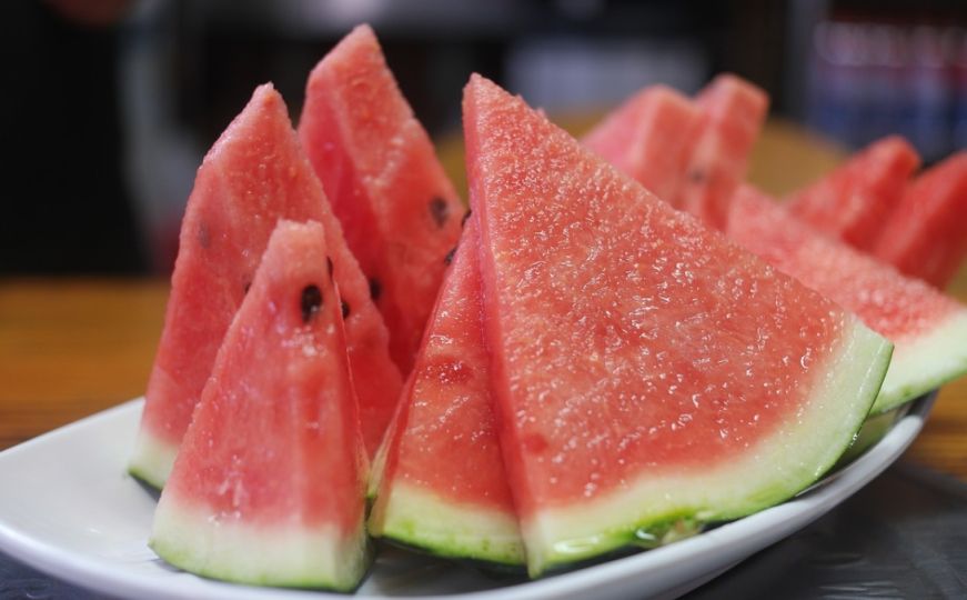 Domaća lubenica košta 30 feninga po kilogramu, a građani kupuju skupu uvoznu