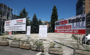 Mulić postavio nove transparente na parkingu u centru Sarajeva: "Mandiću, prihvati javnu debatu"