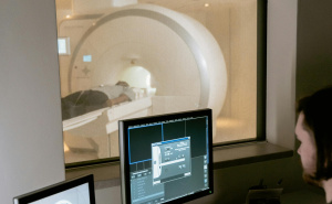 Nesreća u privatnoj klinici: Muškarac preminuo nakon što ga je MRI aparat povukao zbog lanca