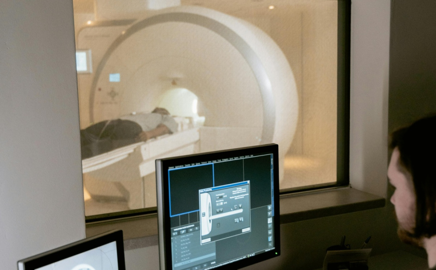 Nesreća u privatnoj klinici: Muškarac preminuo nakon što ga je MRI aparat povukao zbog lanca