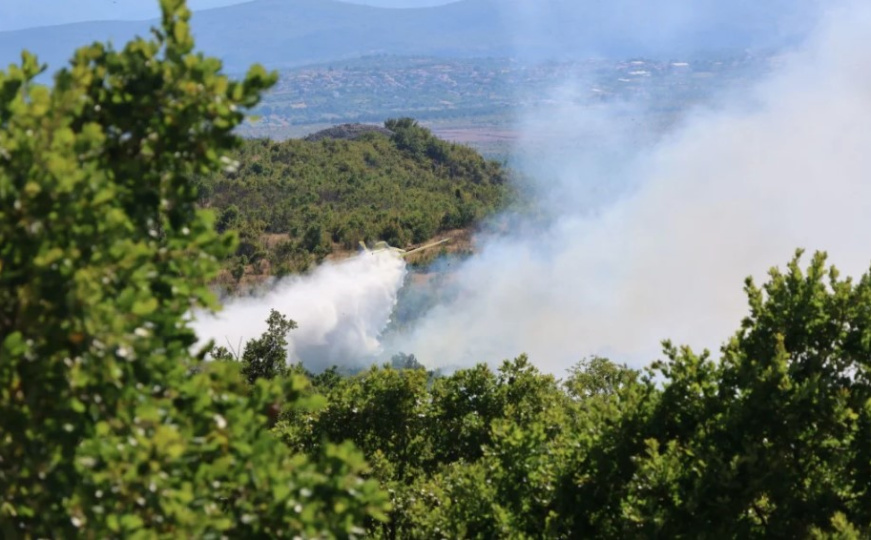 Požar između Stoca i Mostara izmakao kontroli: Eksplozije na miniranom terenu, ugrožene kuće