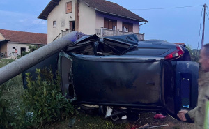 Teška nesreća kod Prijedora: Automobilom udario u banderu, izvlačili ga vatrogasci