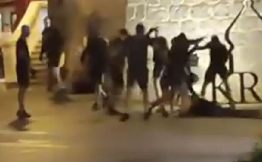 Snimak koji je zgrozio Hrvatsku: Desetak navijača Rijeke tuče jednog simpatizera Hajduka