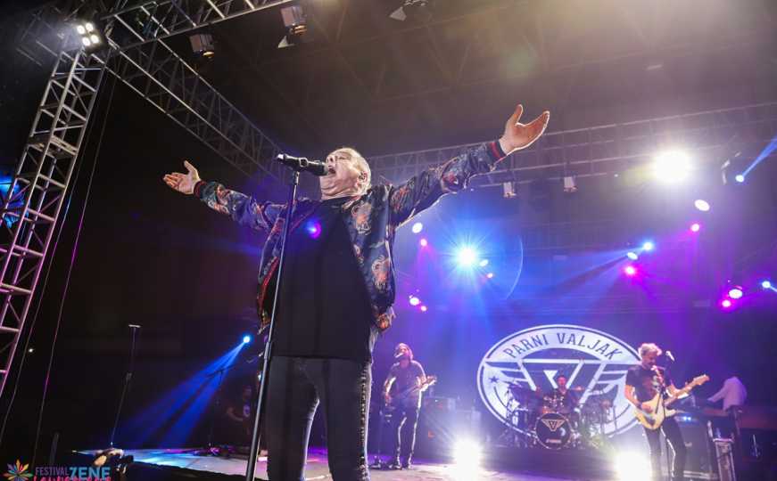 Parni valjak i pjesma dana: 'Dođi, zaboravi, nudim ti noći čarobne...'