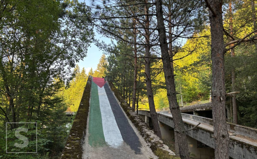 Dvije žene, zid i poruka svijetu iz ne tako davno ranjenog Sarajeva: "Glas smo onih koje utišavaju"
