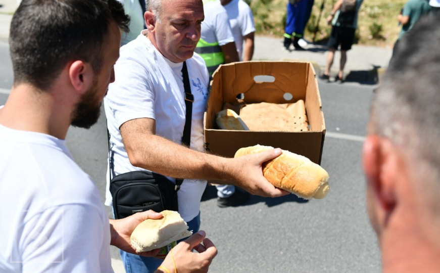 Rudari ispred Vlade FBiH dijele i koru hljeba: "Katastrofa je da zarađene plaće tražimo na ulici"