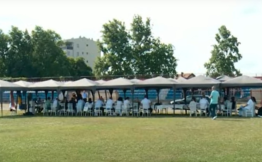 Politička groteska: Skupština opštine Teslić opet zasjeda na nogometnom stadionu