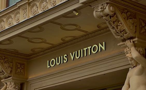 Louis Vuitton pretrpio veliki udar: Oštećeno više od 400.000 kupaca