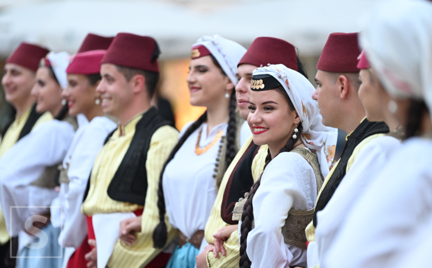 Prelijepi prizori u srcu Sarajeva: KUD Baščaršija iznenadio građane i turiste kod Katedrale