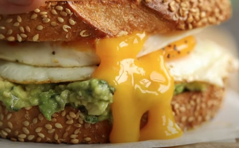 Ukusan i zdrav doručak: Napravite sendvič sa jajima i avokadom