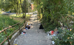 Sramotna svakodnevnica: Prljavština, smeće i čovjek bez svijesti na sarajevskim stepenicama