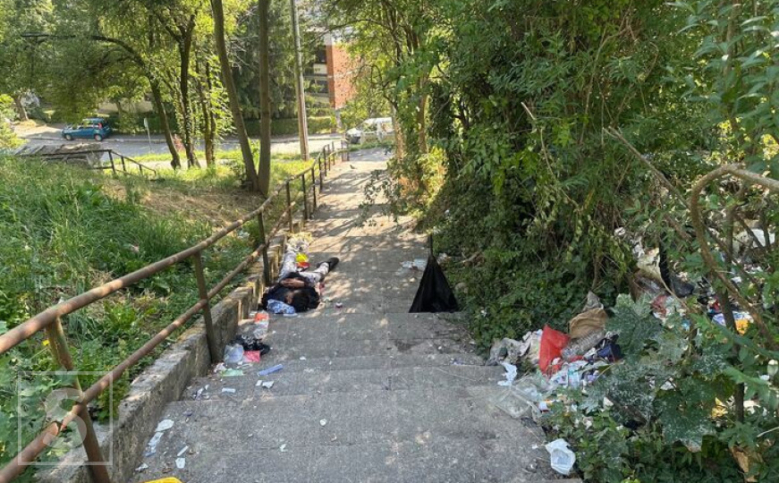 Sramotna svakodnevnica: Prljavština, smeće i čovjek bez svijesti na sarajevskim stepenicama