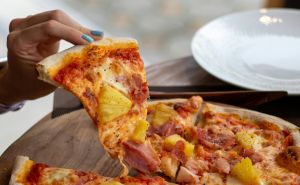 Pizza sa ananasom za 100 eura? Snimak iz restorana sa Malte postao viralan