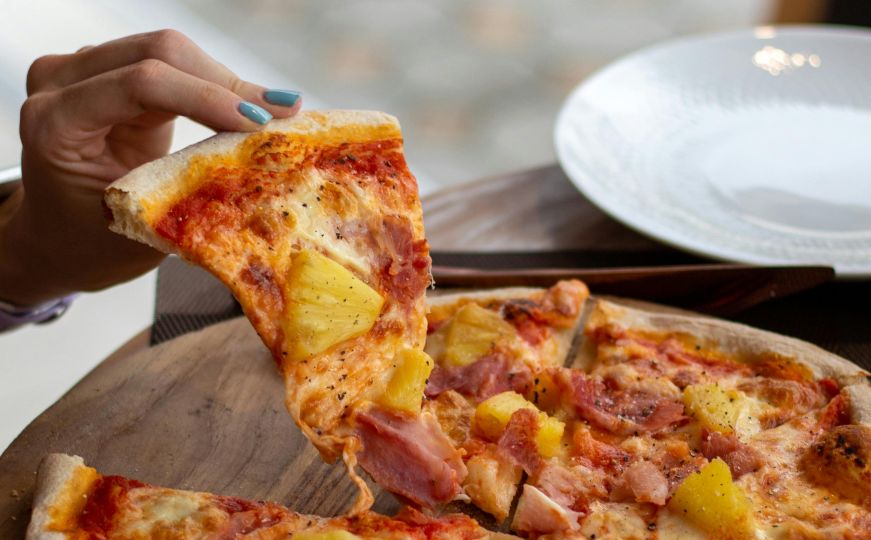 Pizza sa ananasom za 100 eura? Snimak iz restorana sa Malte postao viralan