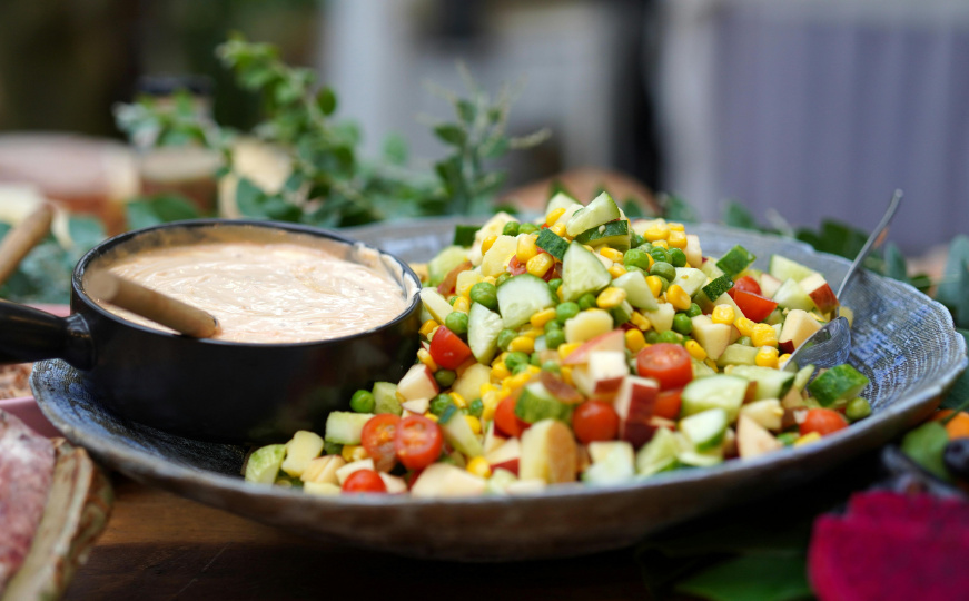 Ljetna salata koja osvaja: Grilovani kukuruz, avokado i paradajz u savršenoj kombinaciji