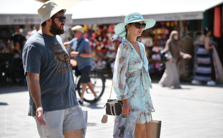 Sarajevo pod suncem: Građani traže spas od vrućina, a turisti uživaju u ljetnoj atmosferi