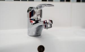 Znate li čemu služi mala rupica u umivaoniku? Više je od pukog detalja