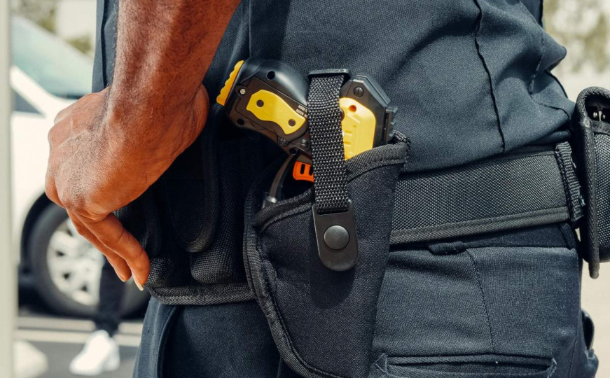 Njemačka uvodi tasere: Policija dobija moćno, ali kontroverzno oružje za borbu protiv nasilja